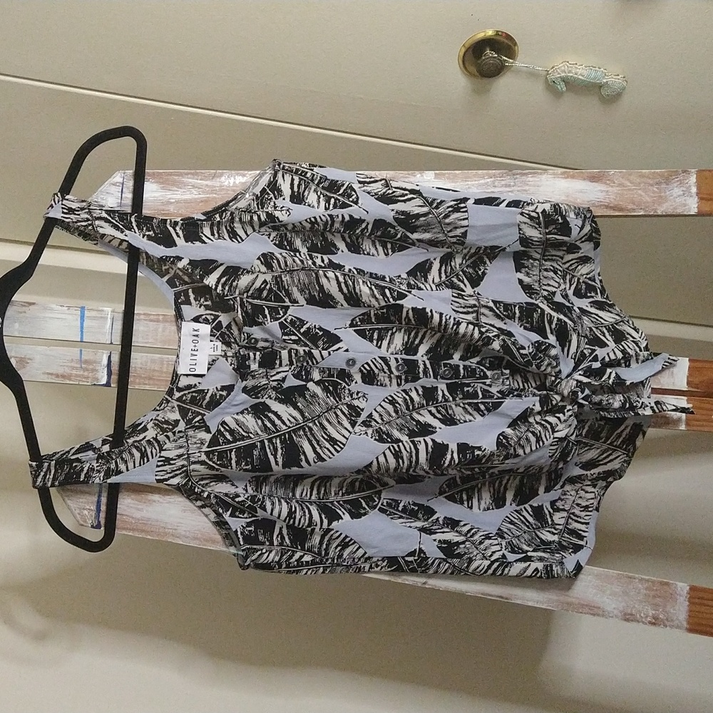 Olive & Oak Sleeveless Top with Tie At Waist Sz Large